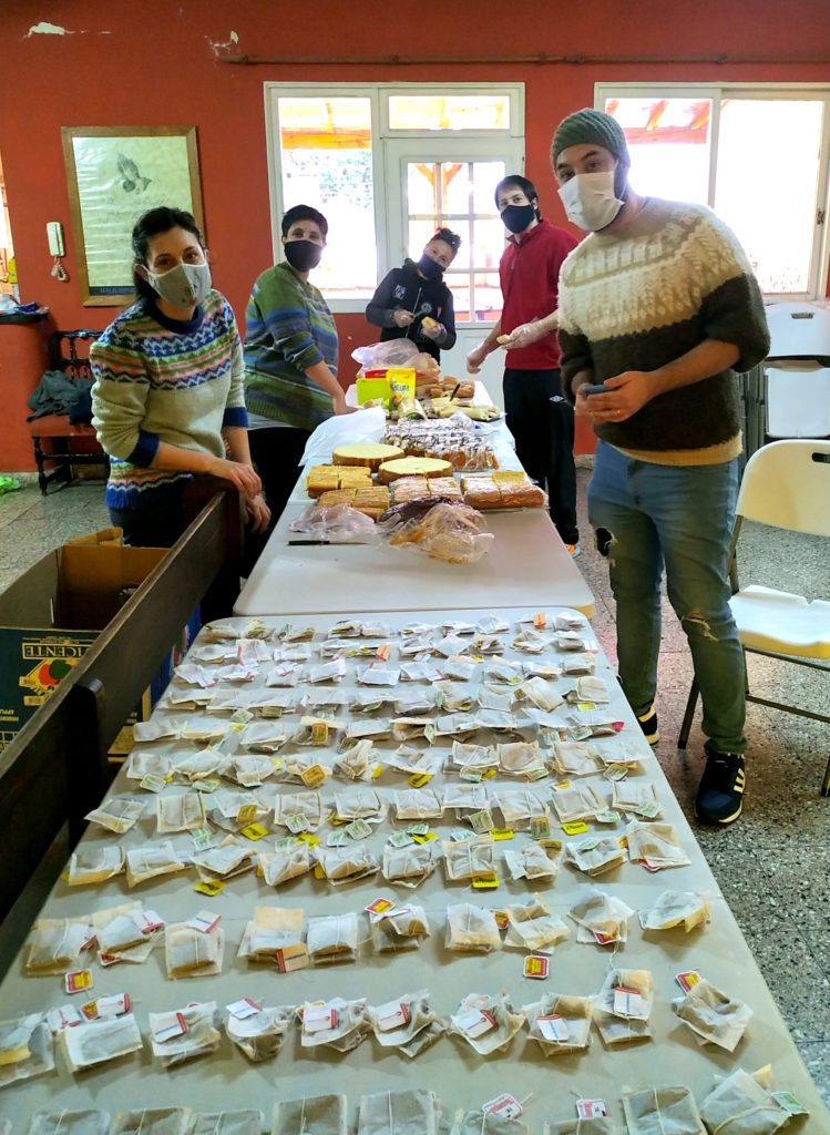 Colaboradores del merendero de IAMBA organizan las donaciones y preparan la comida.