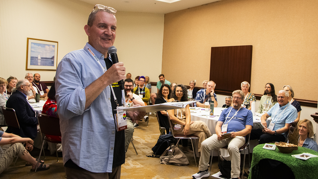 In a “Spirit Track” seminar, Eric Massanari, conference minister of Pacific Northwest Men­nonite Conference, leads a presentation on “Gelassenheit: A Way of Loving Releasement.” Seminars were organized in four tracks: Mind, Heart, Body and Spirit. — Juan Moya/AW