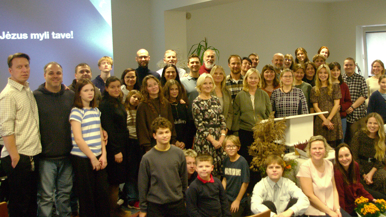 Members of Vilnius Church celebrate their congregation’s 25th anniversary Nov. 15-16 in Lithuania. — José Arrais/MWC